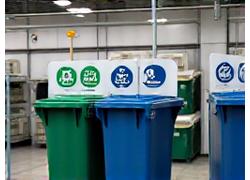 Bacs de tri sélectif pour les déchets, avec des pictogrammes environnementaux, dans un environnement propre et organisé, illustrant la gestion responsable des déchets chez e4bimconsultants.com.