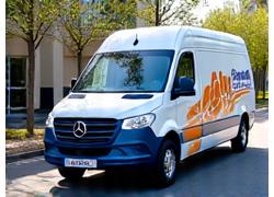 Micro-camion e4bimconsultants.com équipé pour le nettoyage de véhicules, stationné devant un bureau, prêt à intervenir sur site. Une image de praticité et de service mobile.