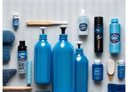 Plusieurs bouteilles de produits de nettoyage auto de différentes tailles et couleurs, outils de detailing, symbolisant l'étendue des services modulaires offerts par e4bimconsultants.com.